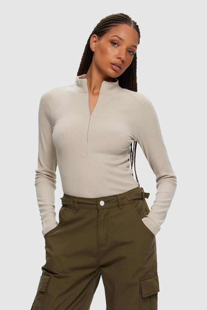 
                  
                    INVISIBLE ZIP LONG SLEEVED T-SHIRT - CREAM
                  
                